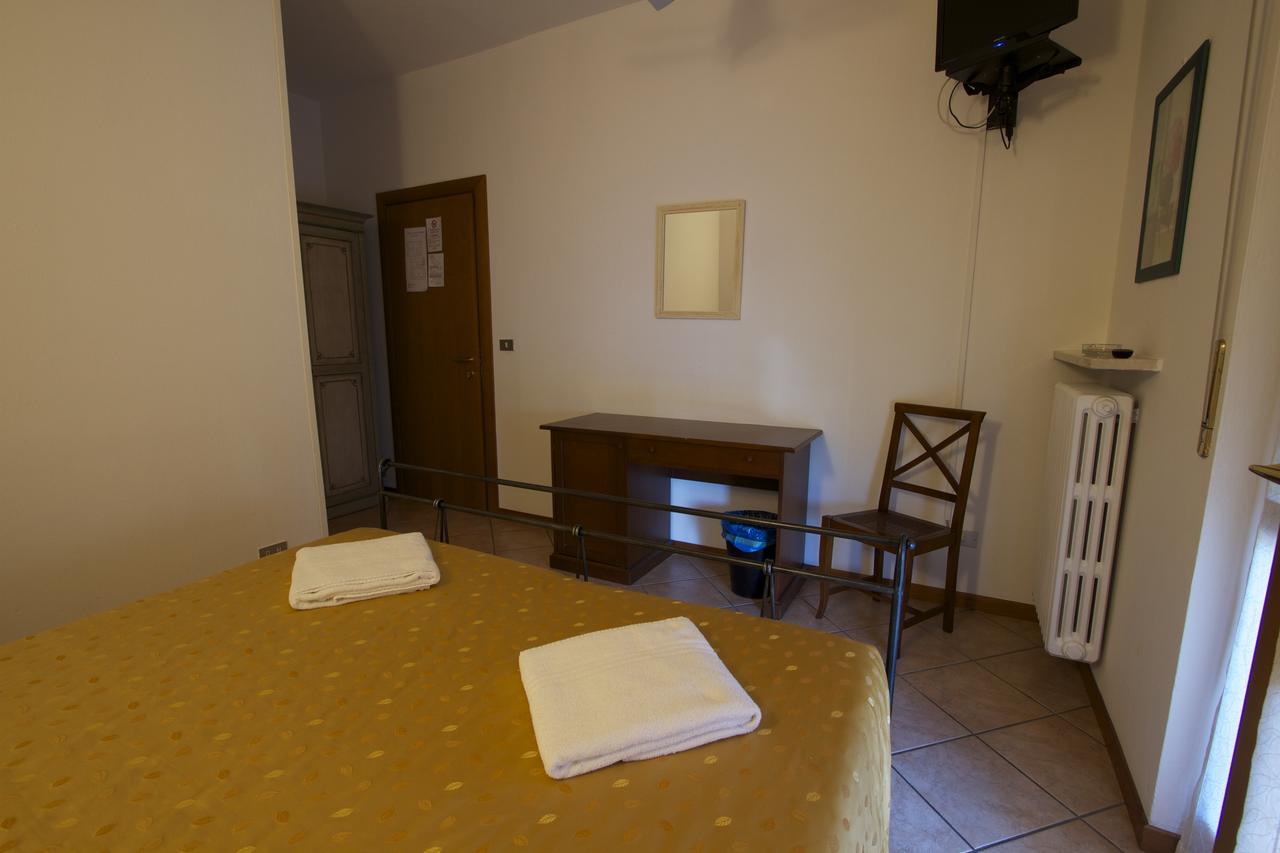Albergo Tavernetta Castelnuovo del Garda Bagian luar foto