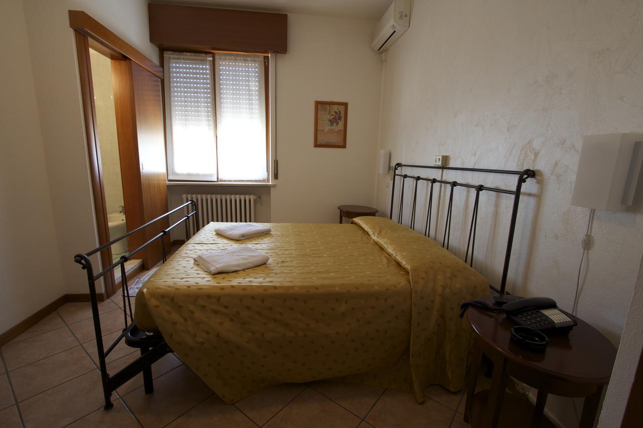 Albergo Tavernetta Castelnuovo del Garda Bagian luar foto