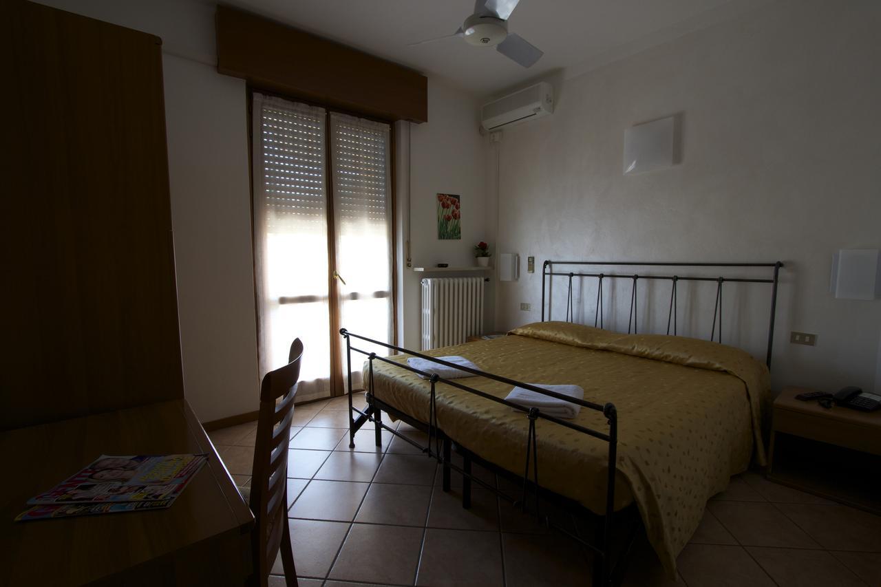 Albergo Tavernetta Castelnuovo del Garda Bagian luar foto