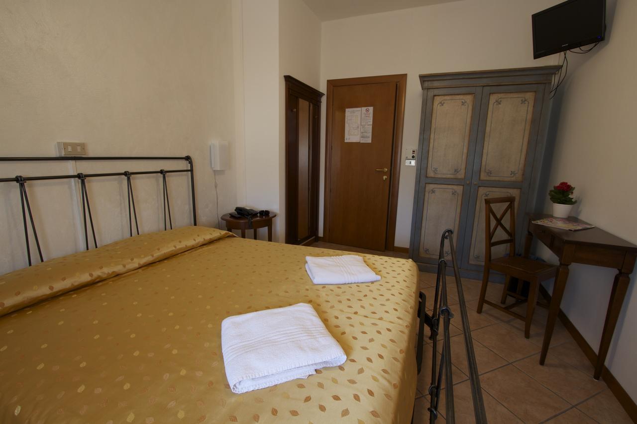 Albergo Tavernetta Castelnuovo del Garda Bagian luar foto