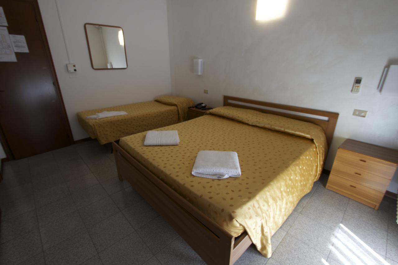 Albergo Tavernetta Castelnuovo del Garda Bagian luar foto