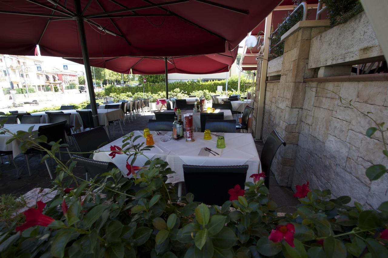 Albergo Tavernetta Castelnuovo del Garda Bagian luar foto
